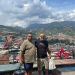 Turista feliz durante un tour privado en Medellín, Colombia