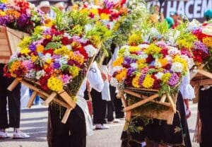 Desfile y celebración de la Feria de las Flores en Medellín con coloridos arreglos florales