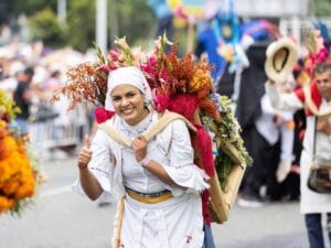 Silleteros desfilando con arreglos florales tradicionales durante la Feria de las Flores en Medellín